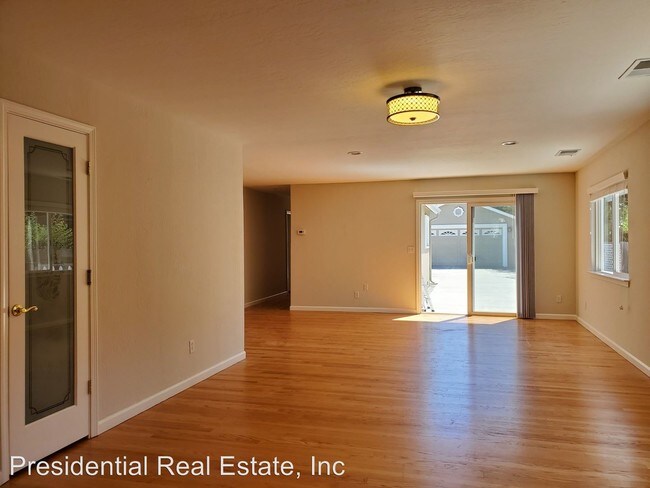 Building Photo - 3 br, 3 bath House - 884 Willow Glen Way
