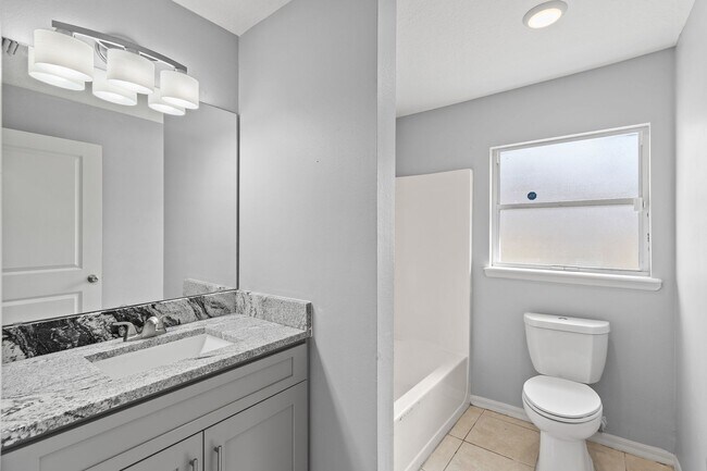 Foto del edificio - NEWLY RENOVATED 3/2 Duplex near Sleepy Hollow Sports Complex in Leesburg