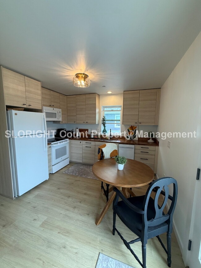 Building Photo - AVAILABLE SEPTEMBER- Walking Distance From The Beach - 1 Bed / 1 Bath