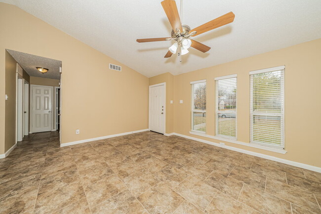 Building Photo - 1205 High Valley Dr