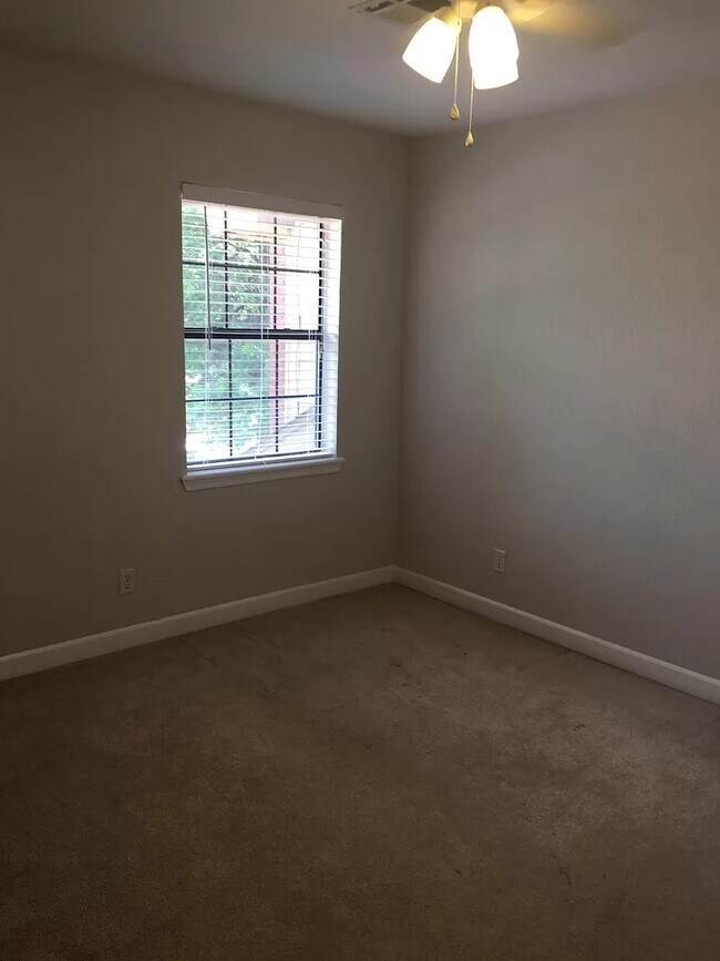 Building Photo - Golfcourse townhome, quality updates