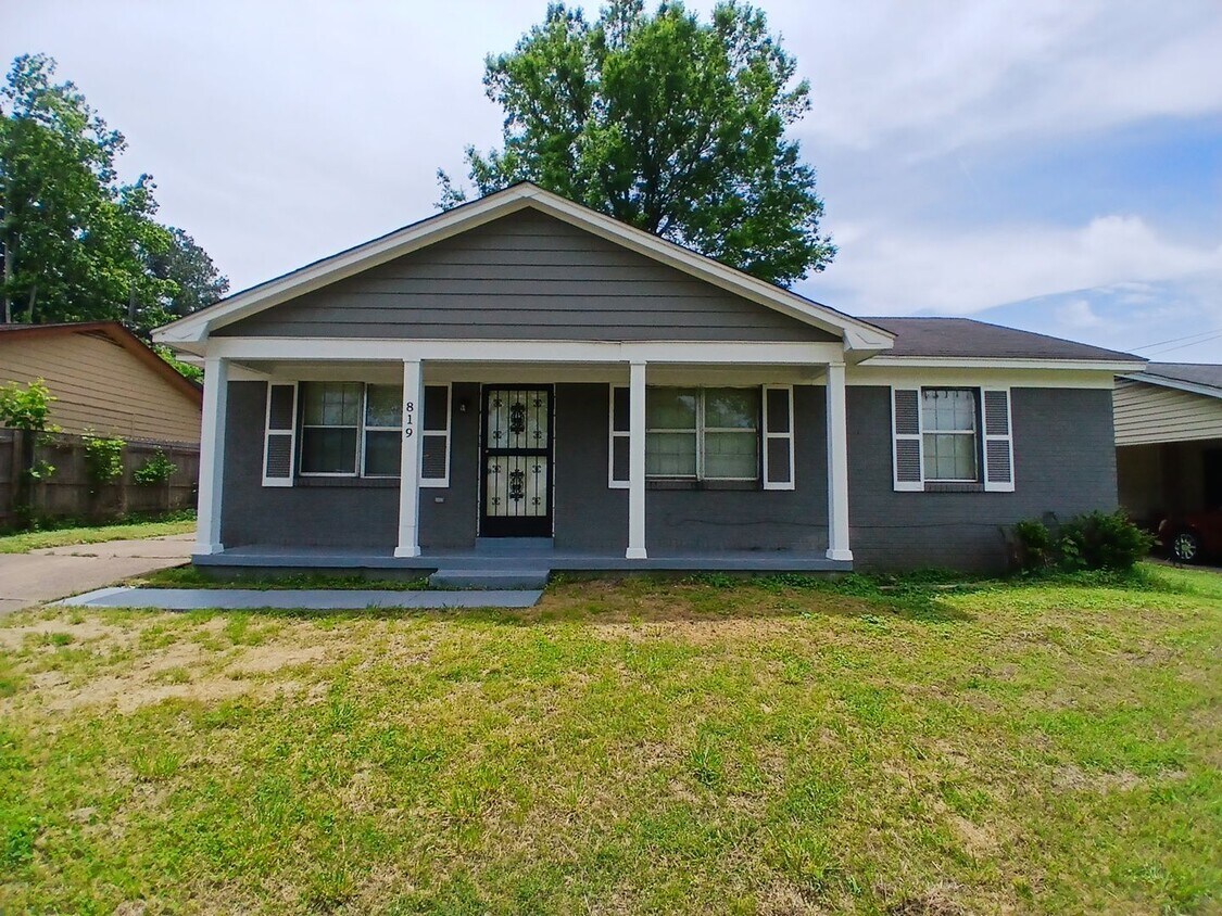 Foto principal - Remolded 3 bedroom 1 bath home - Westwood