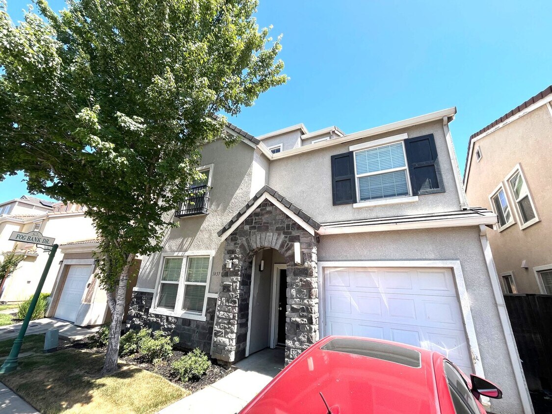 Foto principal - Spacious 5-Bedroom Home in Gated Stockton ...