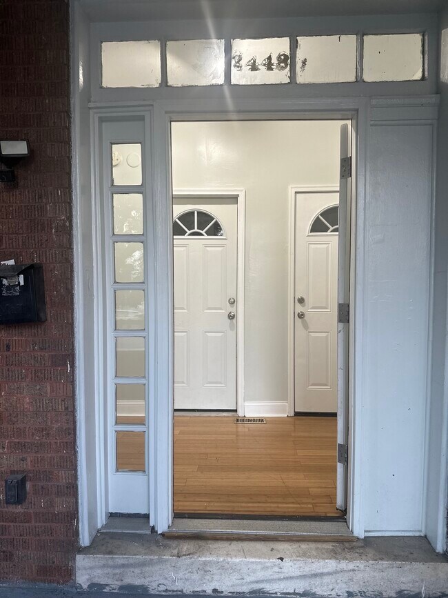 Amplio vestíbulo con puerta principal - 2448 Lakeview Ave