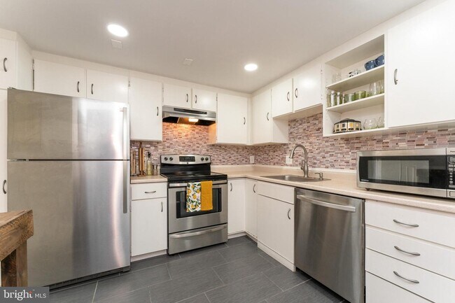 Foto del edificio - 6301 Stevenson Ave