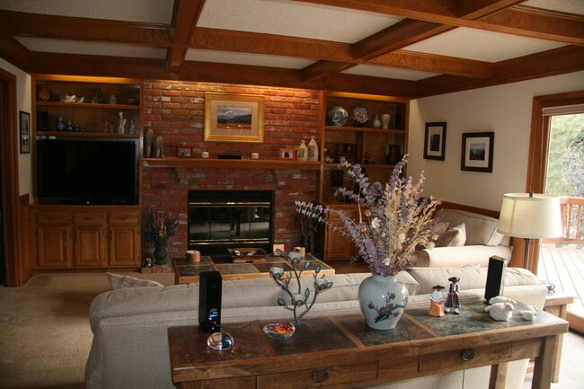 Building Photo - Gorgeous 5 bedroom home in the Broadmoor B...