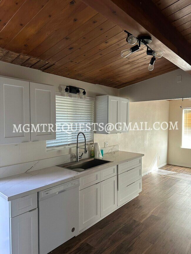 Building Photo - 622 Pine Ave