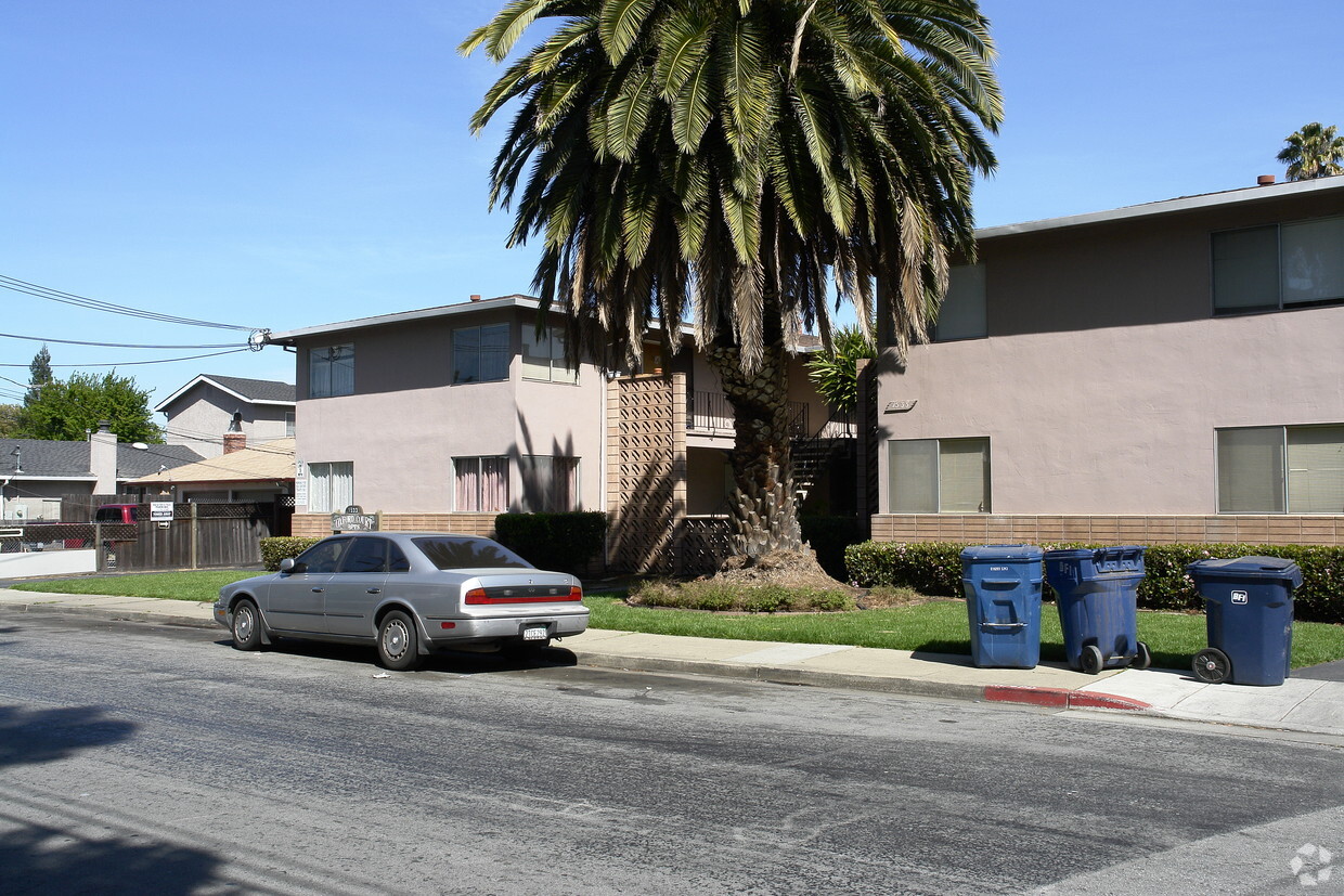 Primary Photo - Oxford Court Apartments