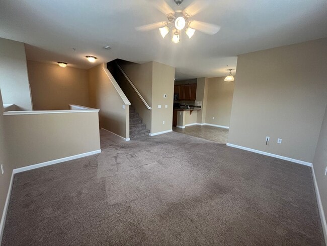 Building Photo - Spacious 3bed 2.5 bath available in Regency Park