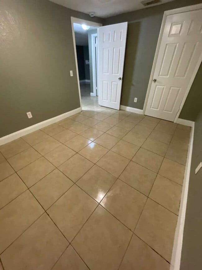 Photo - Palm River 2/1 Duplex- Move-In Ready! Apply FOR FREE today! Apartment