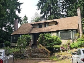 Building Photo - 5123-5125 84 St E