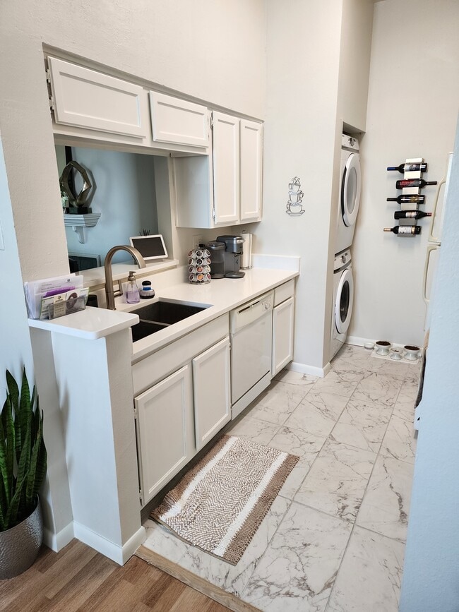 Example of furnished uni - 3701 Cedarplaza Ln