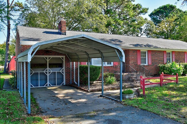 Building Photo - CUL-DE-SAC HOME WITH FENCED YARD