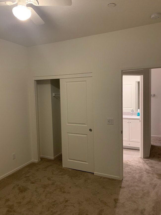 Habitación en el tercer piso. Amueblada con cama matrimonial. Se puede entregar sin muebles si se solicita. Ventilador de techo con luz de 3 velocidades instalado. - 1434 Santa Victoria Road