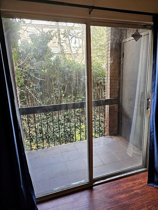 Foto del edificio - Large Private Guy Room Downtown ASAP - Balcony, Storage and more