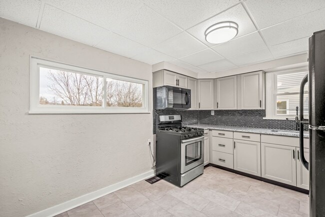 Building Photo - Stunning 3 bedroom home in South Park avai...