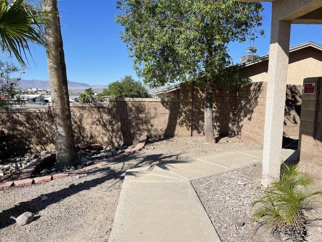 Building Photo - Downstairs 2 bed 1 bath with yard near Silver Creek.