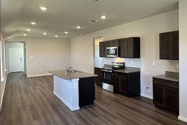 Building Photo - 305 Randall Pl