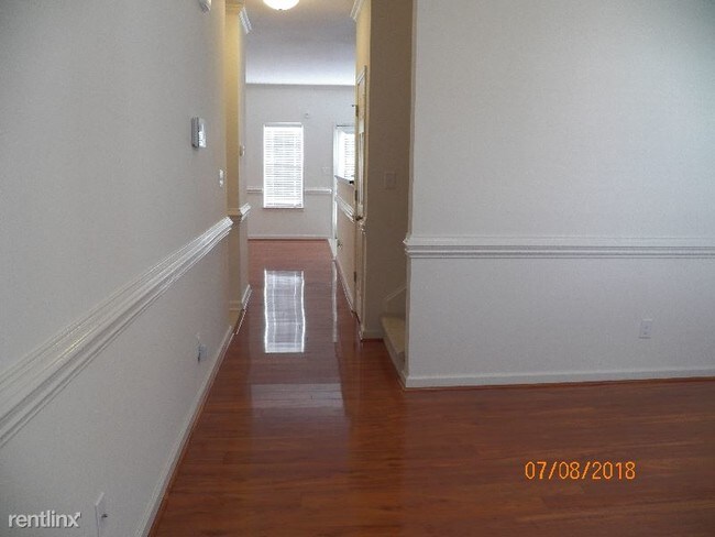 Building Photo - 3 br, 2.5 bath Townhome - 205 Madison Square