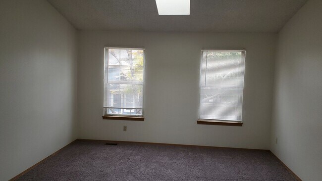 Building Photo - Fantastic 2 bed, 1.5 bath, 1,24 total sq. ...