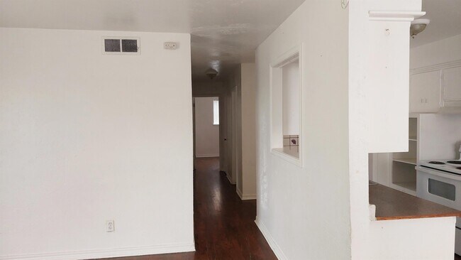 Building Photo - 933 W Rulane Dr