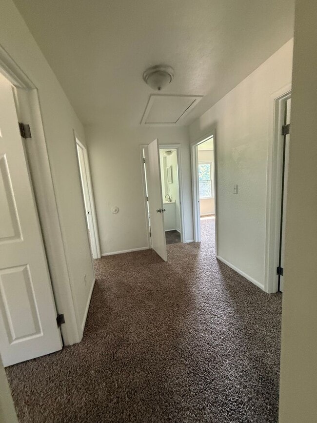 Building Photo - Move in ready! Large 4 bedroom home.