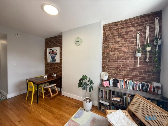 Building Photo - Top Level 3 BR Townhouse Custom Apt.  with...
