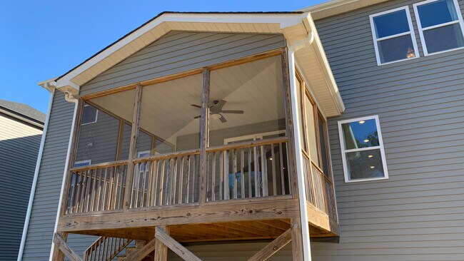 Foto del edificio - Room in Single Family Home on Gunderson Ln