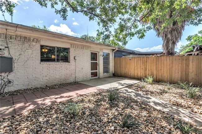 Building Photo - 1612 Leona Dr