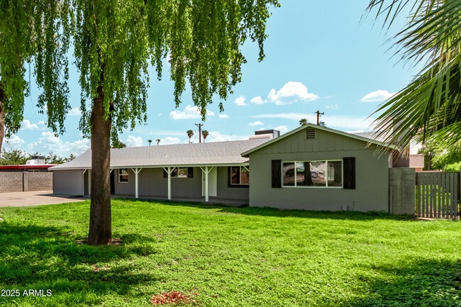 Building Photo - 2139 W Vista Ave