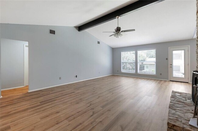 Foto del edificio - 13101 Silver Creek Dr