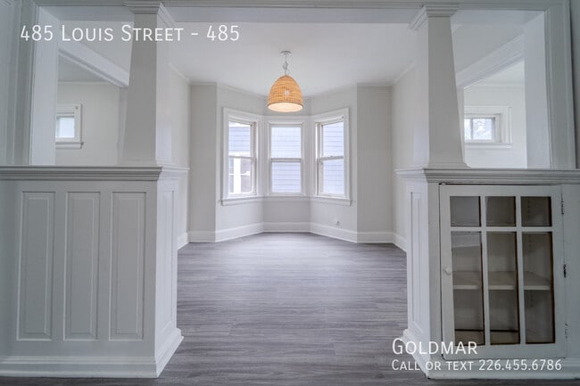 Building Photo - Main floor renovated unit close to downtown