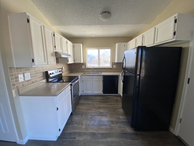 Kitchen - 3955 Glenhurst St