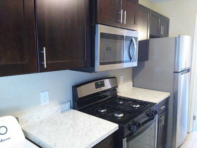 Building Photo - 2/1 in Groves PNGISD