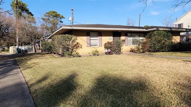 Building Photo - 6403 Pinehurst Dr