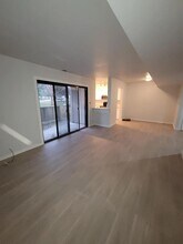 Building Photo - 2127 Melrose Dr