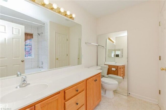 Building Photo - 902 Satinwood Dr