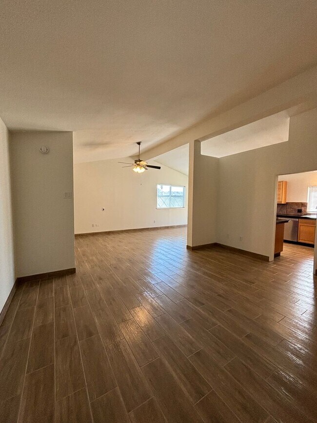 Building Photo - Beautiful 3 bedroom 2 bath home in Joshua ...