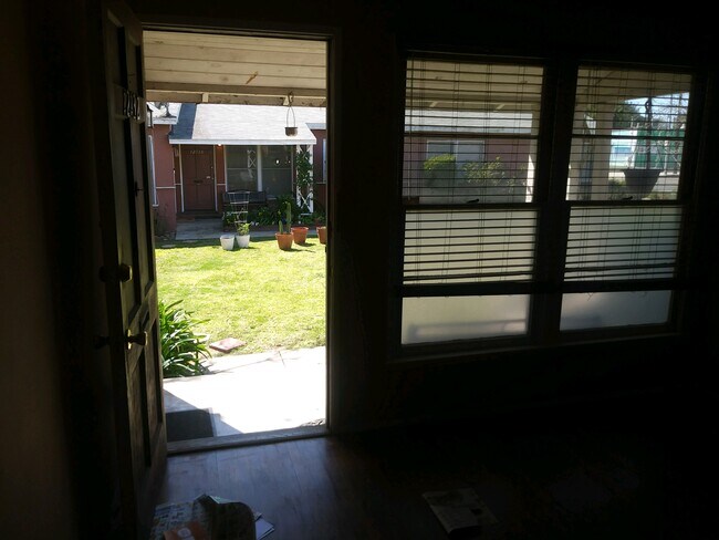 Foto del edificio - 12138 Mitchell Ave