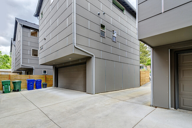 Building Photo - Modern Jackson Park Townhome