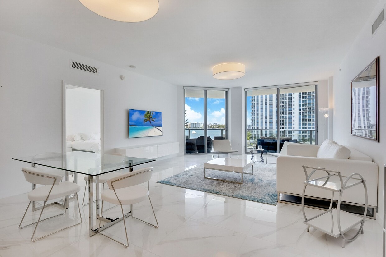 Primary Photo - 17301 Biscayne Blvd