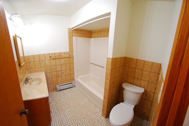 Apt. 16 Bathroom - Lincoln Apartments LLC