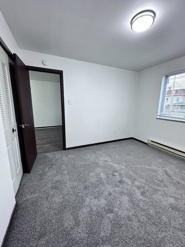 Foto del edificio - Coming soon! Updated 1-bedroom spot is wai...