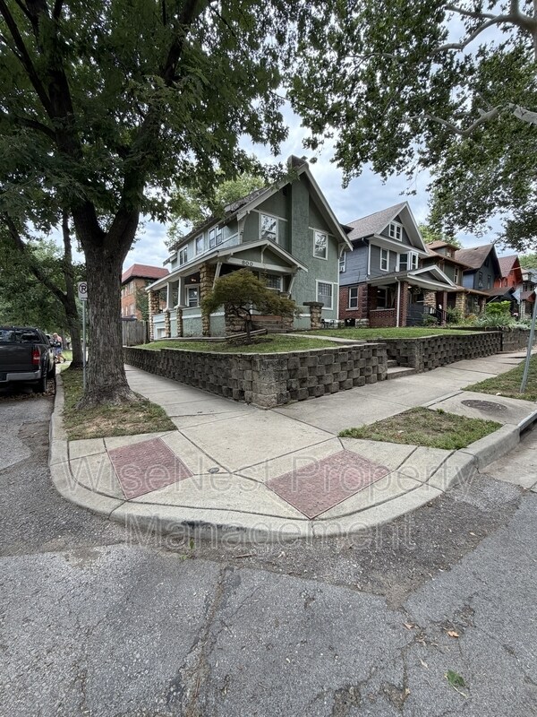 Building Photo - 800 E 41st St