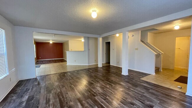 Building Photo - HOUSE...4 Bedroom 3.5 Bath