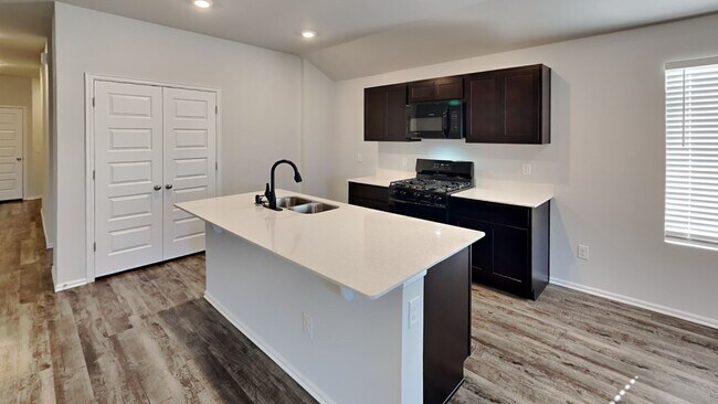 Building Photo - A Nice 4 Bed 2 Bath Home in Mustang School...