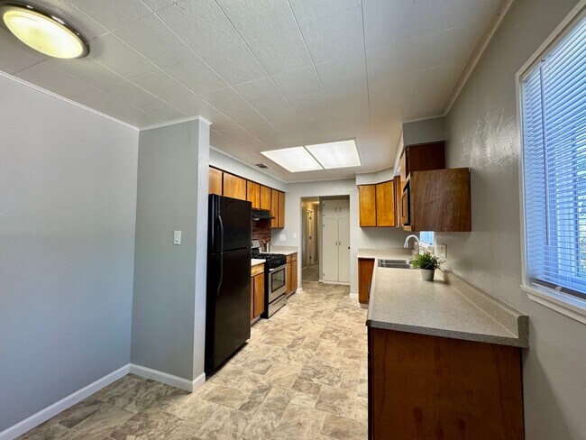 Foto del edificio - Charming Home Available in Tahoe Park!