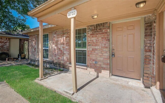 Building Photo - 6730 W Fuqua St