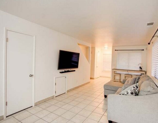 Building Photo - 1428 Vine Cir