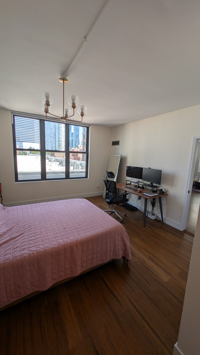 Foto del edificio - 330 N Jefferson St